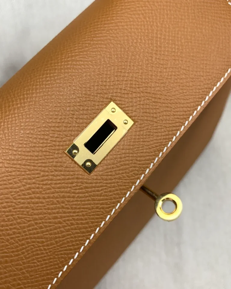 Kelly-Inspired 25 Gold Tan Structured Bag, flap clasp plate close-up