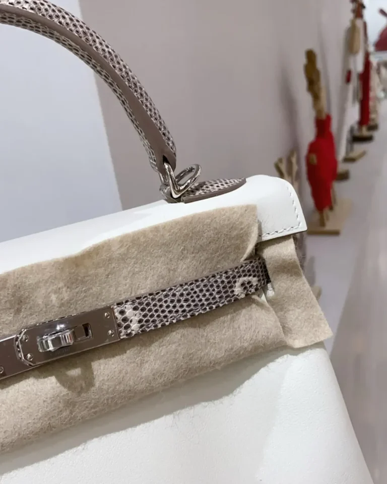 Kelly-Inspired 25 Natural Scale-Trim Bag, closure detail view