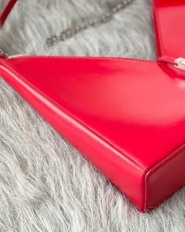 Red V-Top Chain Shoulder Bag — panel detail