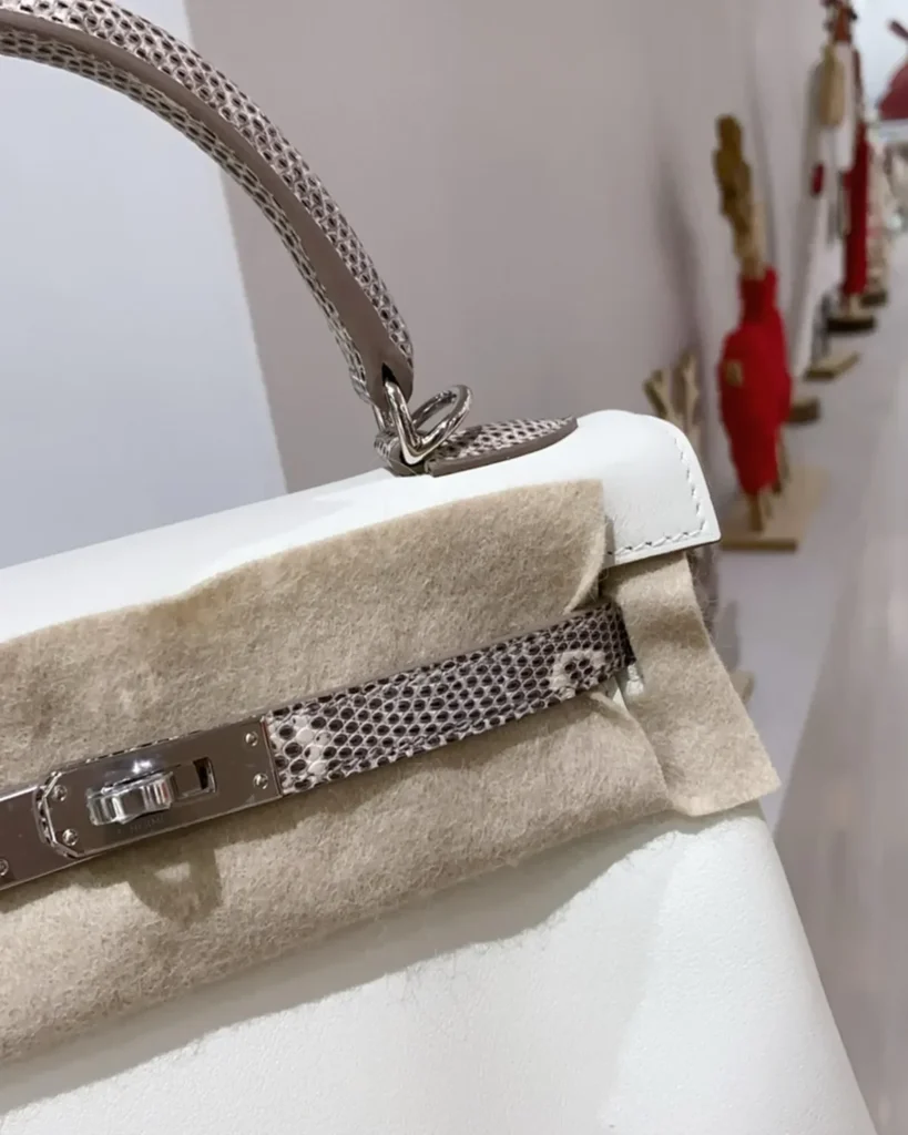 Kelly-Inspired 25 Natural Scale-Trim Bag, closure detail view