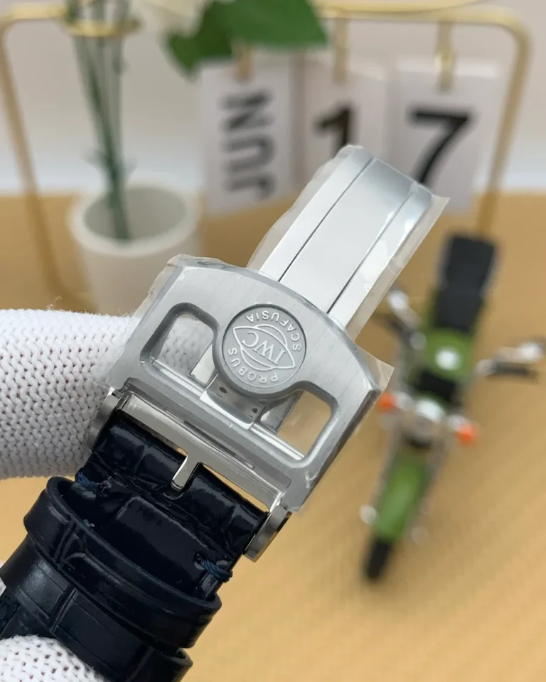 The Heritage Maritime Executive – Silver & Blue Leather