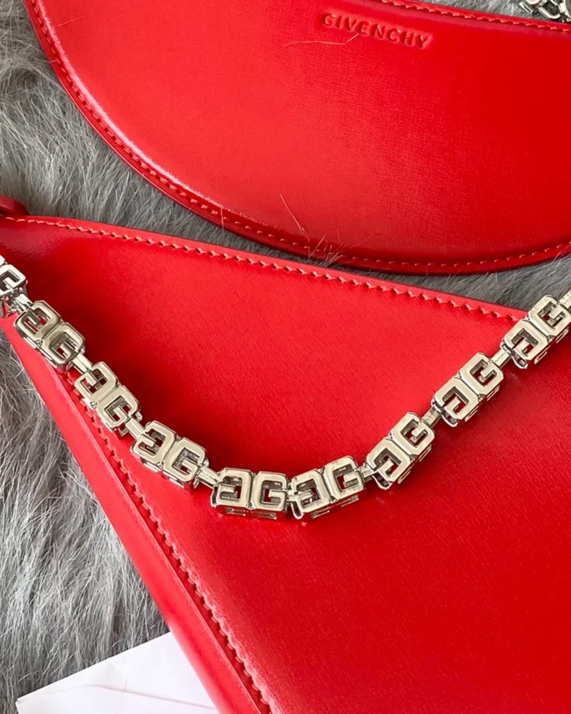 Red V-Top Chain Shoulder Bag — chain detail