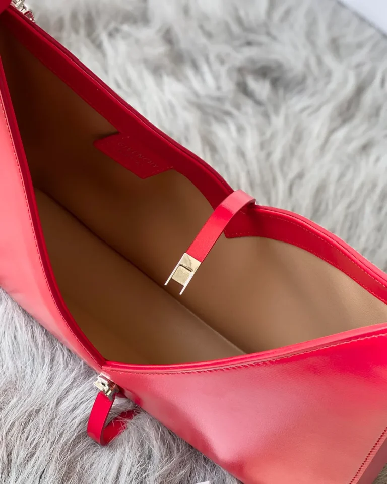 Red V-Top Chain Shoulder Bag — interior