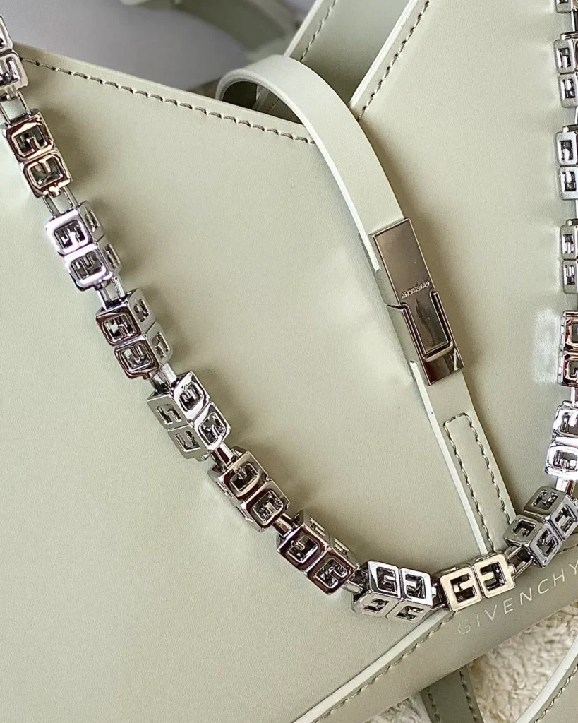 Pale Green V-Top Chain Shoulder Bag — clasp detail