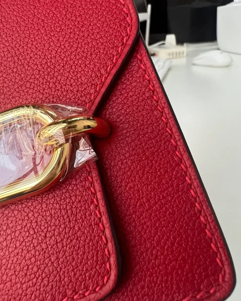 Red roulis-inspired mini bag, clasp detail view