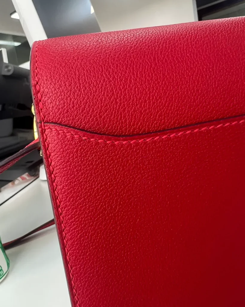 Red roulis-inspired mini bag, back pocket view