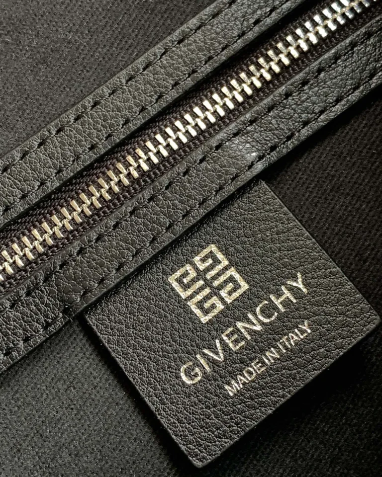 Black Red-Strap Buckle Shoulder Bag — label detail