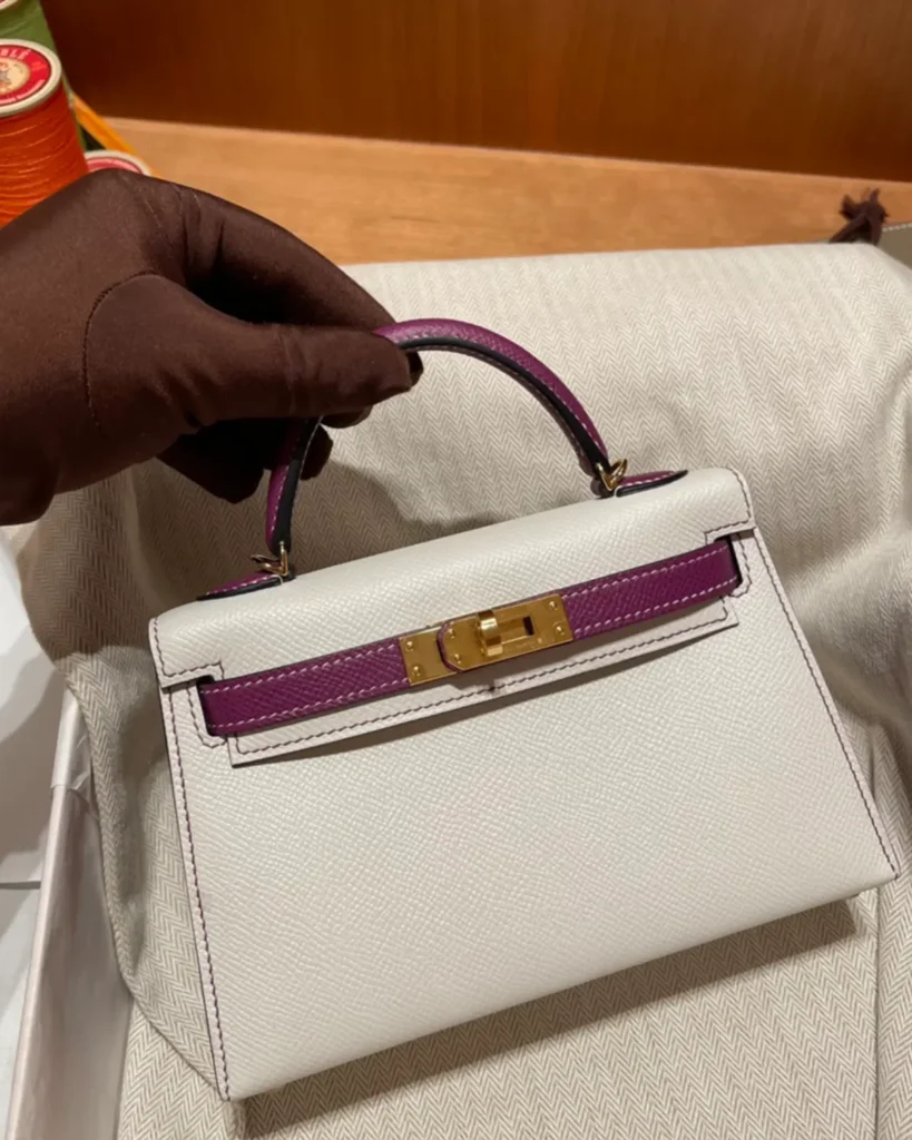 Kelly-Inspired 25 Craie and Rose Pourpre Bag, handle view