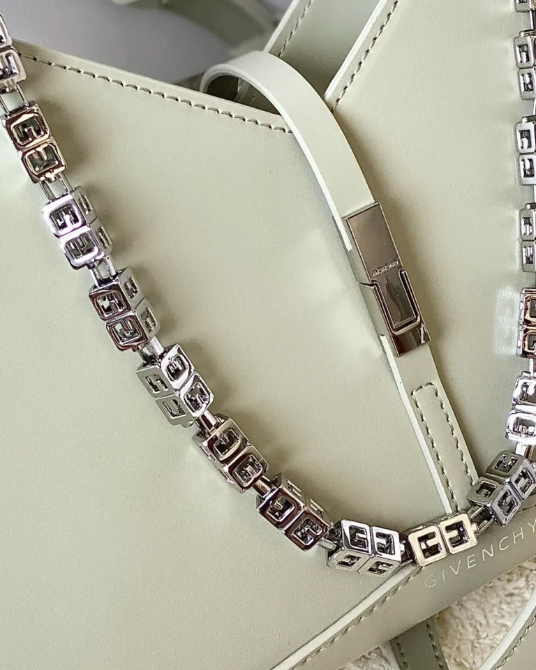 Pale Green V-Top Chain Shoulder Bag — clasp detail