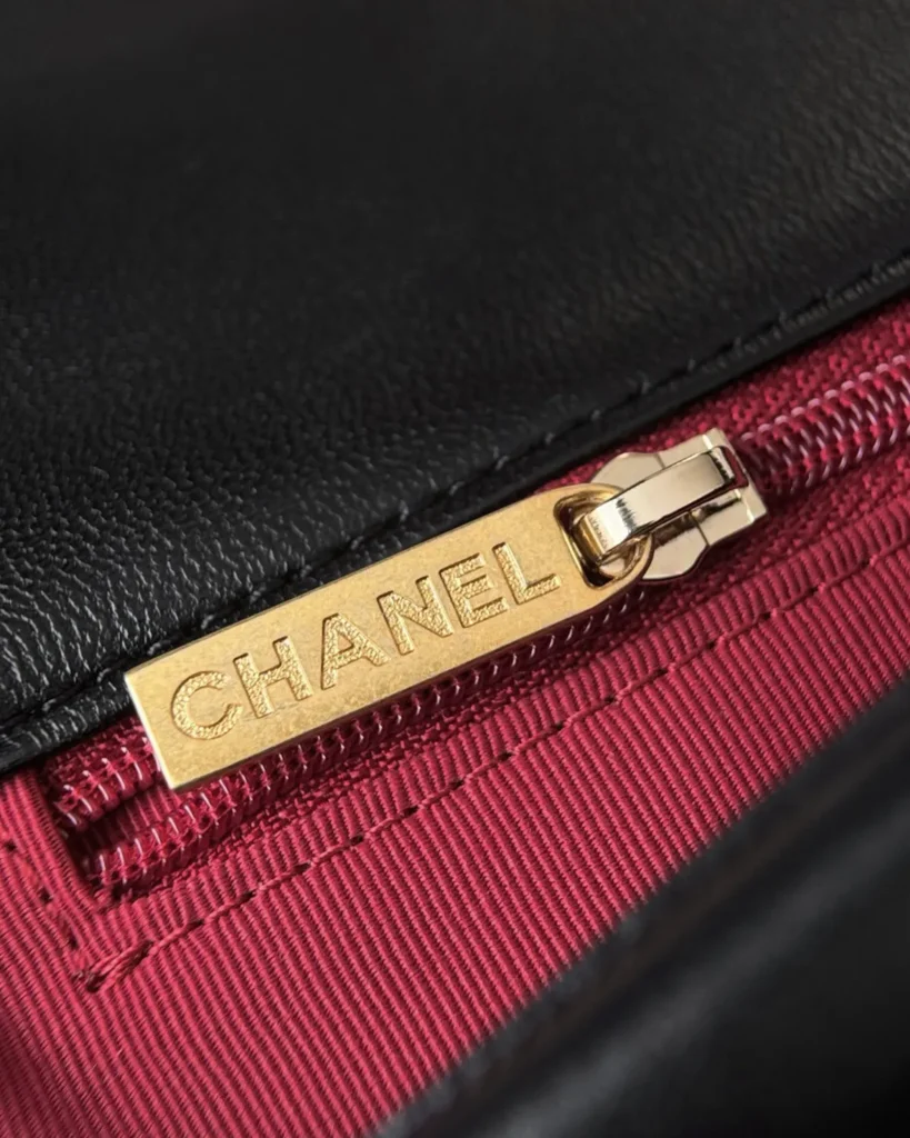Black Quilted Mixed-Chain Flap Bag — zipper closeup view
