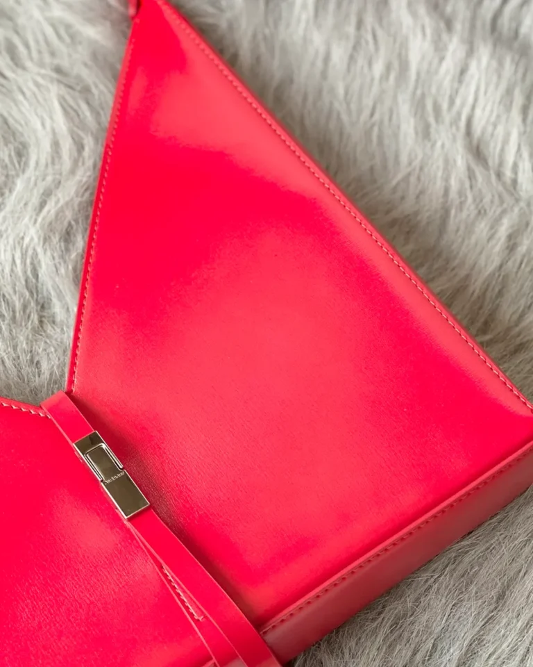 Red V-Top Chain Shoulder Bag — tab detail