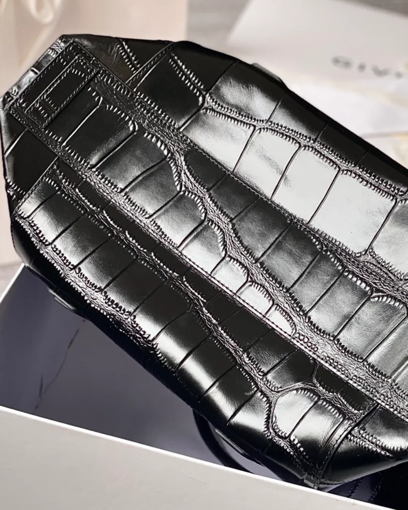 Black Scale-Pattern Padlock Handbag — base