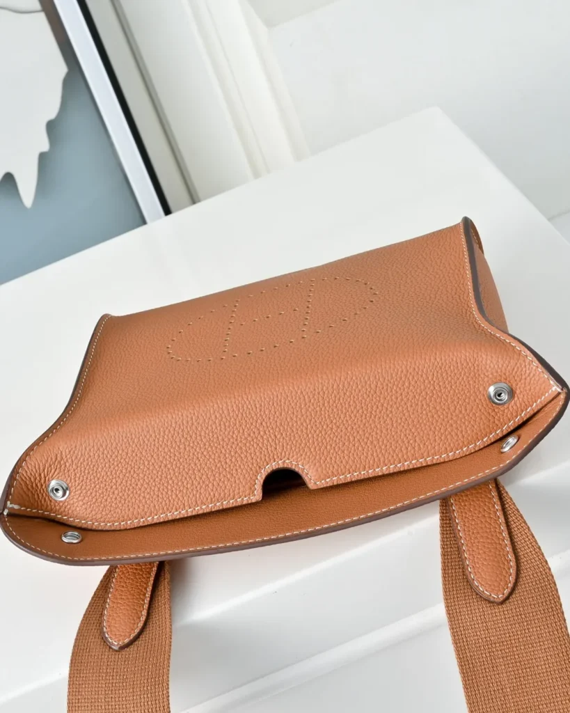 Videpoches-Inspired Tan Structured Crossbody Pouch, upper opening and snap fastenings