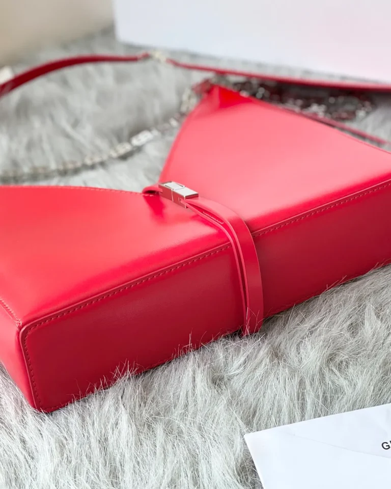 Red V-Top Chain Shoulder Bag — base